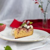 Low carb Blechkuchen mit Erdbeeren & Rhabarber