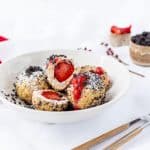 Low carb Erdbeer-Topfen Knödel mit zuckerfreien Mohn Brösel