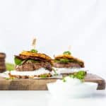 Low carb Rösti Burger mit Beef Patty, knusprigem Bacon und Kräutertopfen