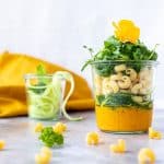 Low carb Nudelsalat im Glas mit Paprika-Marillen Pesto