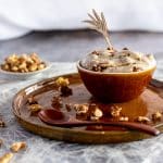 Zuckerfreies Walnuss Eis | Nicecream mit karamellisiertem Walnuss-Crunch