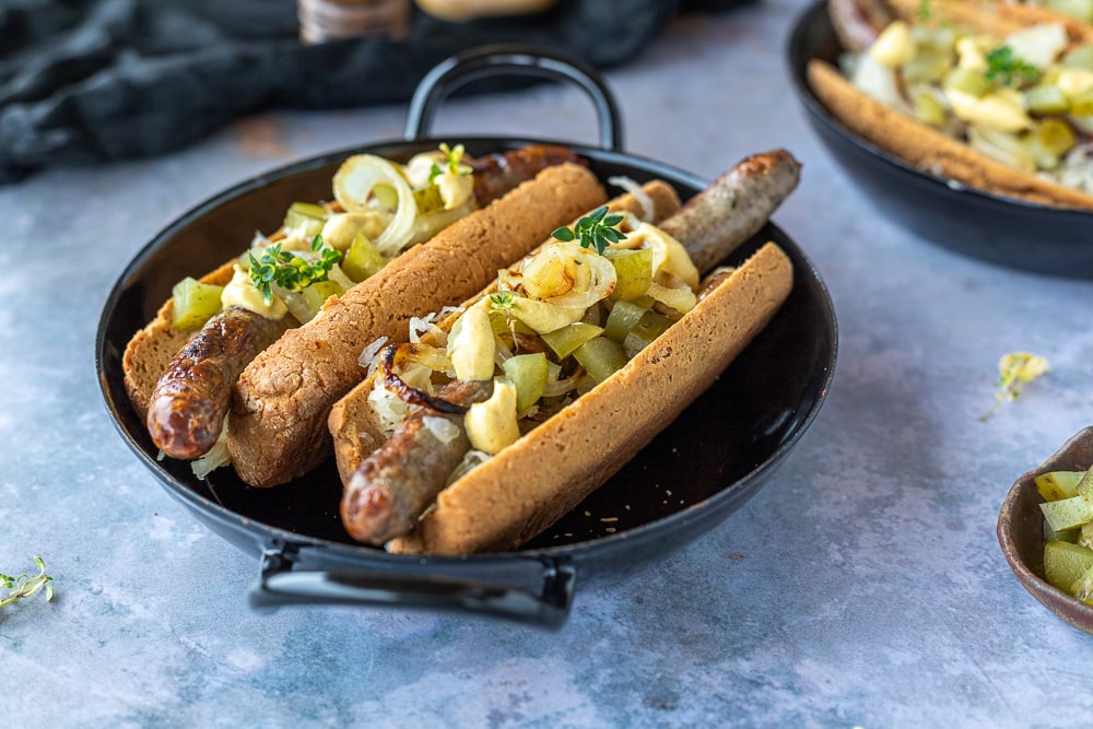 Low carb Hotdog mit Lammbratwürstel, Sauerkraut & Senf