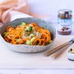 Low carb Karotten Nudelsalat mit Brokkoli-Haselnusspesto