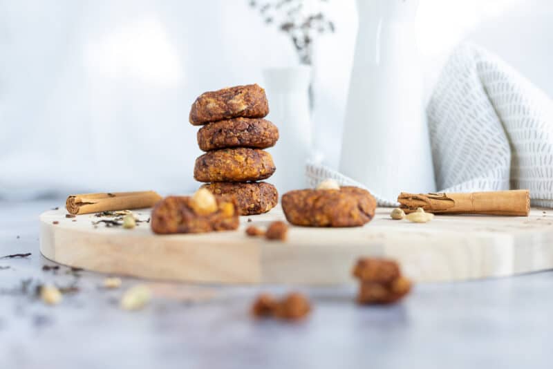 Vegane low carb Kürbis Schokoladen Kekse mit Grüntee