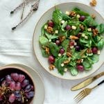 Herbstlicher Salat mit Trauben, Käse, karamellisierten Walnüssen & Senf-Dressing