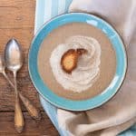 Pilz Suppe mit knusprigen low carb Brotchips