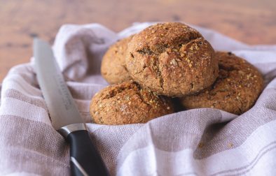 Schnelle Vollkorn Dinkel Brötchen mit Saaten vegan