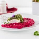 Fisch Filet mit Kräuterhaube auf Rote Bete Kartoffelpüree