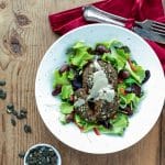 Käferbohnen Laibchen auf Salat mit Kernöl-Sauerrahm Dressing