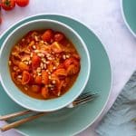 Lauwarmer Tomaten Salat mit karamellisierten Zwiebeln und Pinienkernen