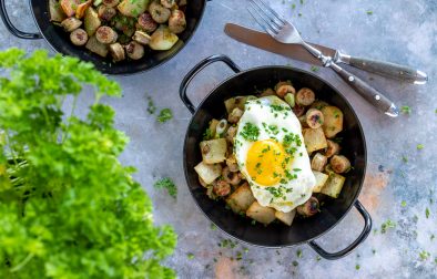Low Carb Bratwurst Gröstl mit Kohlrabi und Spiegelei