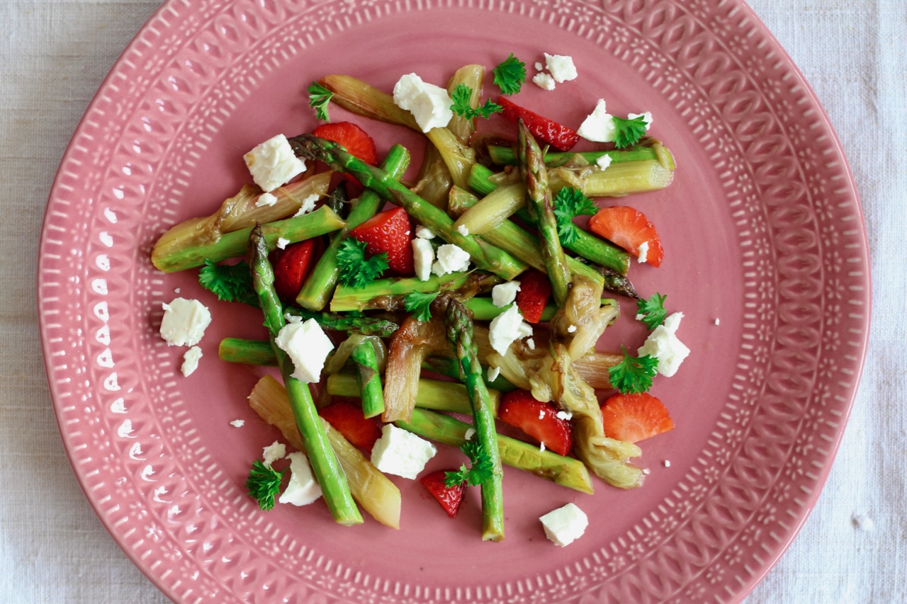 Schneller Spargel Salat mit Rhabarber, Erdbeeren &amp; Schafskäse