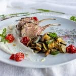Lammkarree auf Blumenkohl Püree mit GrillgemüseLammkarree auf Blumenkohl Püree mit Grillgemüse