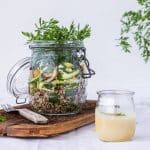 Gesunder Salat im Glas mit Quinoa, Gurken Nudeln und Pfirsich