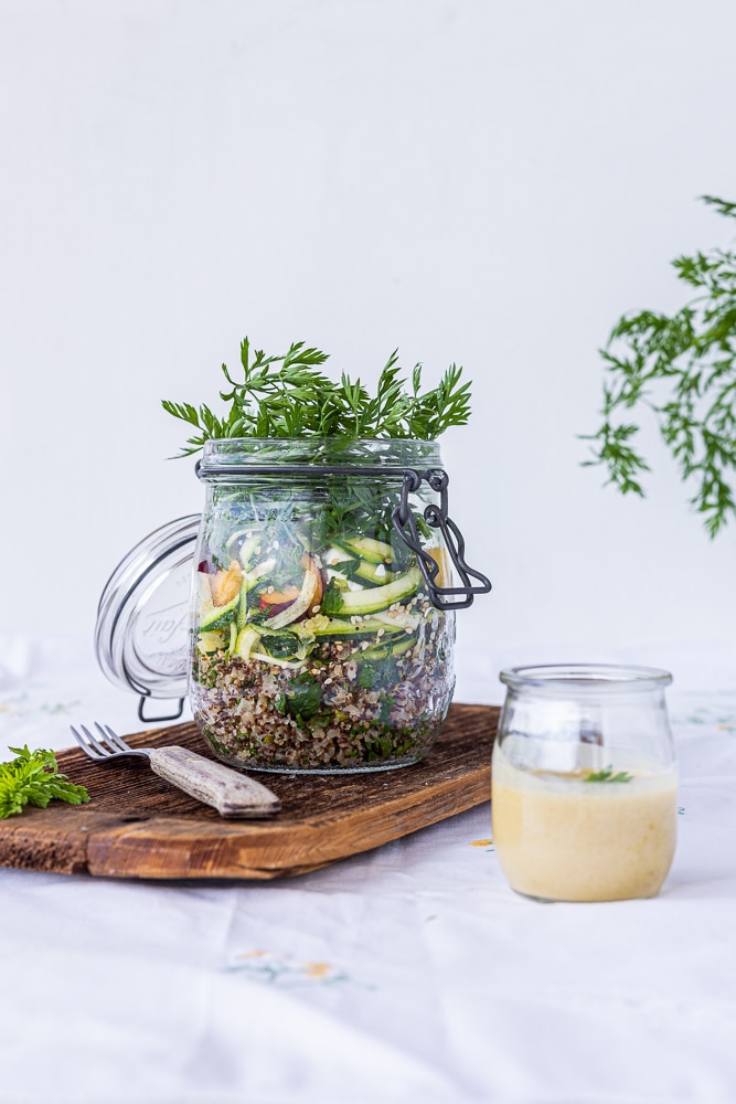 Gesunder Salat im Glas mit Quinoa, Gurken Nudeln und Pfirsich