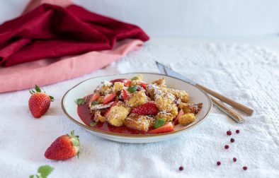 Low carb Erdbeer-Schmarrn ohne Zucker (glutenfrei)