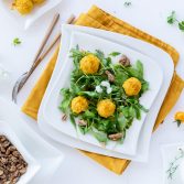 Low carb Kürbis Quinoa Bällchen auf Salat mit Walnüssen