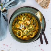 Meeresfrüchte Spinat Curry mit Süßkartoffeln