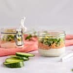 Lachs Tatar mit Avocado-Gurken-Salat und Frischkäse