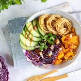 Vegane low carb Nudel Bowl mit Erdnuss-Dressing