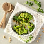 Brokkoli Steaks mit gerösteten Cashews und Kräuterpesto