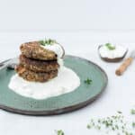 Low carb Zucchini Laibchen auf Feta Creme