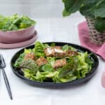 Low carb panierter Feta auf Sommersalat mit Zitronen-Dressing
