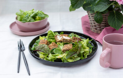 Low carb panierter Feta auf Sommersalat mit Zitronen-Dressing
