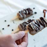 Zuckerfreie Kaffee Nicecream am Stiel mit Schoko-Mandel Topping