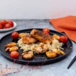 Glasierter Lachs mit Garnelen, Tomaten und Vollkorn Reis
