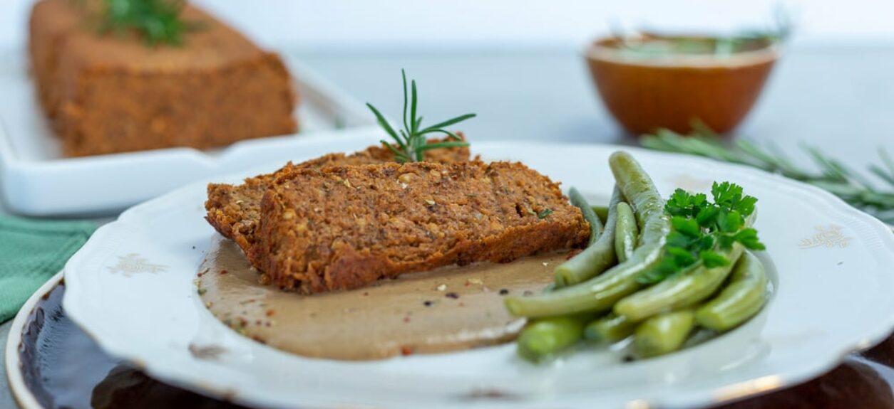 Veganer Braten mit Fisolen und Bratensauce