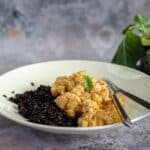 Veganes Kohlrabi Geschnetzeltes mit schwarzem low carb Reis