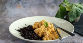 Veganes Kohlrabi Geschnetzeltes mit schwarzem low carb Reis
