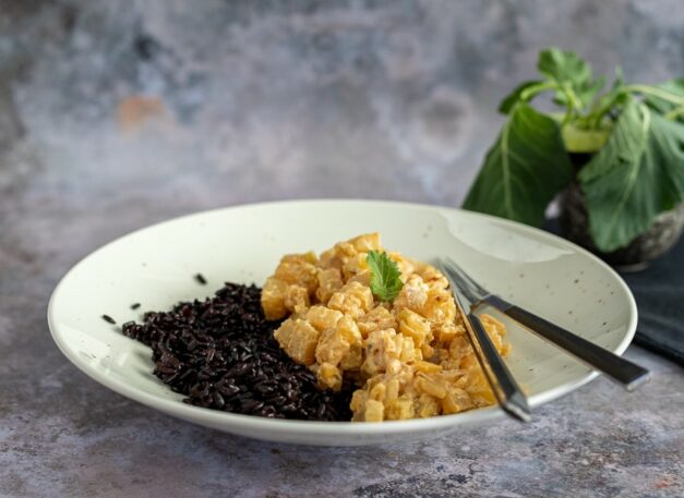 Veganes Kohlrabi Geschnetzeltes mit schwarzem low carb Reis