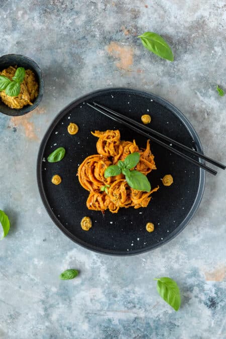 Gebratene Erdnuss Karotten Nudeln (vegan, low carb, glutenfrei)