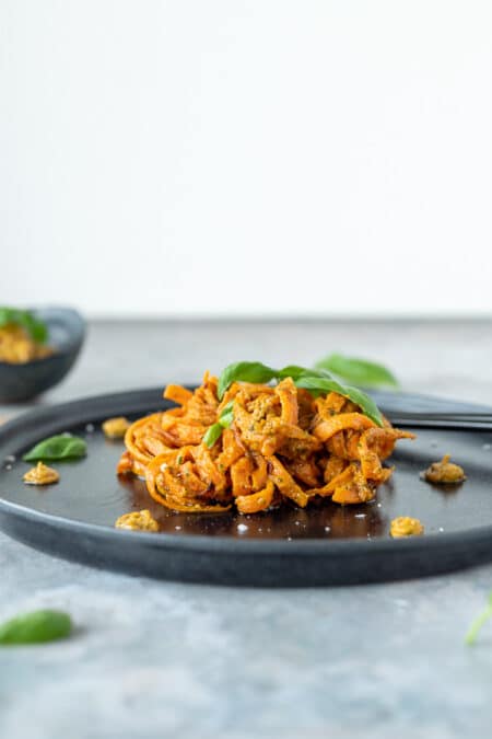 Gebratene Erdnuss Karotten Nudeln (vegan, low carb, glutenfrei)