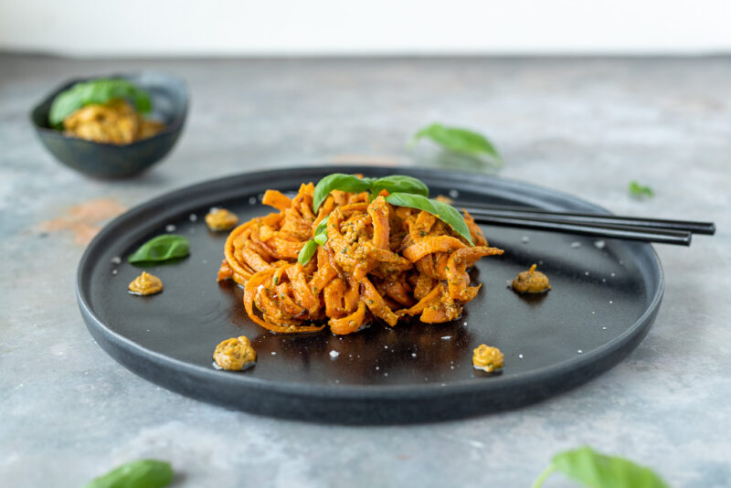 Gebratene Erdnuss Karotten Nudeln (vegan, low carb, glutenfrei) Gebratene Erdnuss Karotten Nudeln (vegan, low carb, glutenfrei)