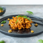 Gebratene Erdnuss Karotten Nudeln (vegan, low carb, glutenfrei)