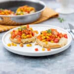 Buchweizen Käse Pancakes mit Paprika Mais Relish (glutenfrei)