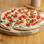 Buchweizen Flammkuchen mit Tomaten (low carb & glutenfrei)