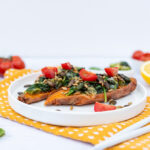 Vegan gefüllte Süßkartoffel mit Spinat und Tahin Dip