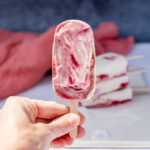 Zuckerfreies Cheesecake Eis am Stiel mit Zwetschgen Swirl