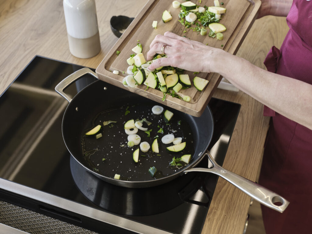 Küchen Grundausstattung: Checkliste fürs Kochen, Backen und Servieren