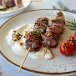 Würzige Rinderspieße mit Tomaten und Sour Cream Dip