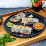 Knusprige Reispapier-Rollen mit Erdnuss Dip (low carb & glutenfrei)