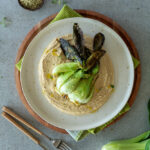 Knuspriger Pak Choi mit cremiger Borlotti-Bohnencreme