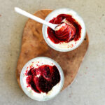 Frühstücks-Joghurt mit Preiselbeer-Swirl