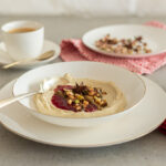 Pistazien-Mousse mit Preiselbeer-Topping & Nusskrokant