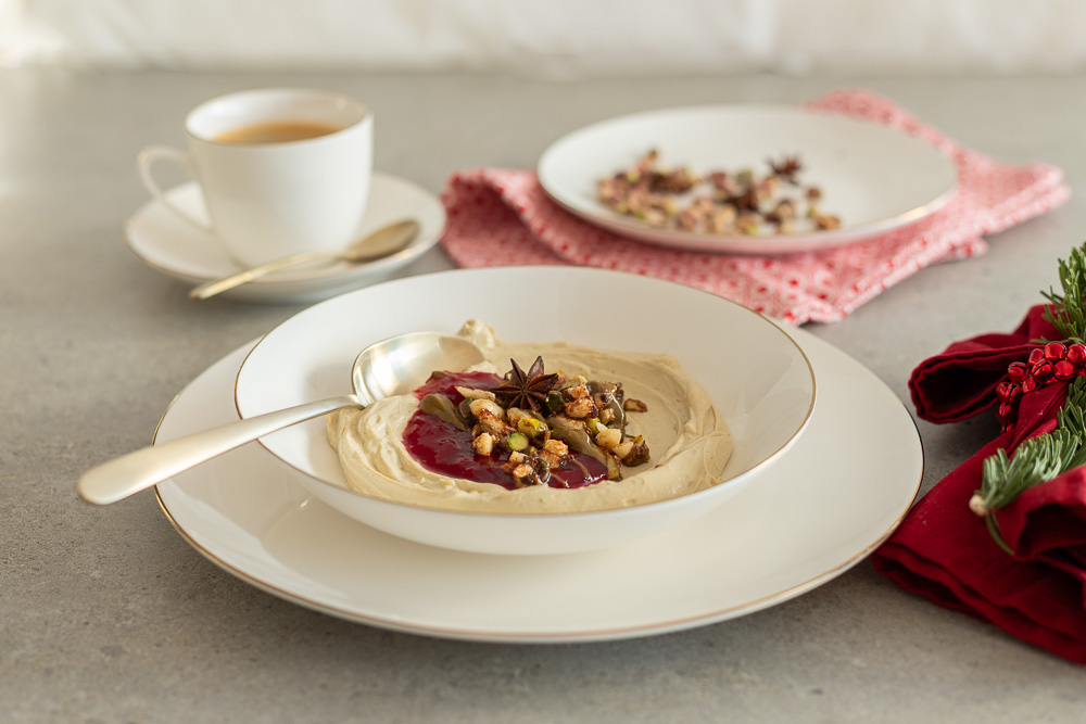Pistazien-Mousse mit Preiselbeer-Topping & Nusskrokant