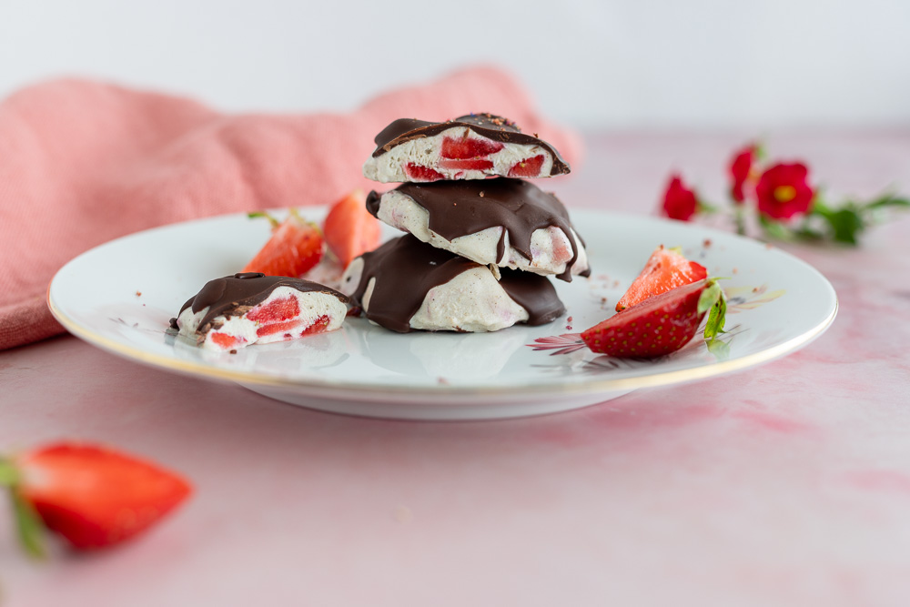 Gesunde Frozen Yogurt Erdbeer Clusters ohne Zucker